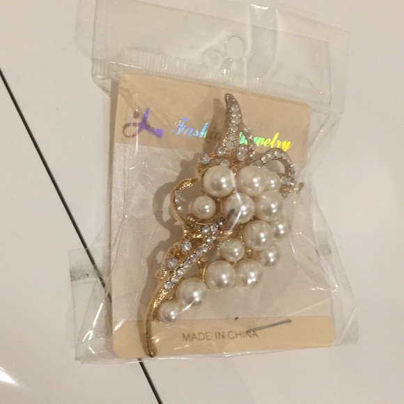 FASHION JEWELRY Women’s Pearl Brooch - Picture 4 of 6